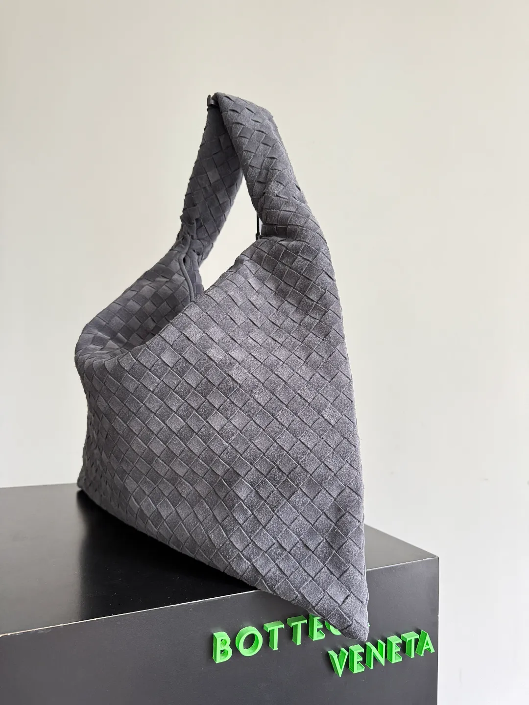 Batch 2160 I seem to be obsessed with this bag from BV recently ~ The new Hop is really not too beautiful. The whole bag has no seams. The bag body and handles are made of one piece of leather. It embodies the style and essence of Bottega Veneta. It truly represents craftsmanship and creativity. The large size has a very loose and lazy upper body. Big bag lovers will definitely not regret buying it. Style number: 763970 Size: 53*24*13cm
